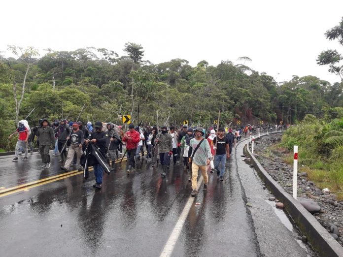 Indígenas ecuatorianos marchando